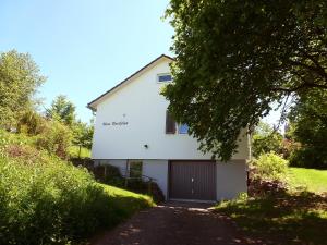 uma casa branca com uma garagem ao lado em Holiday Home Westfalen by Interhome em Dittishausen