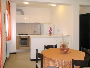 cocina y comedor con mesa y sillas en Apartment Lina - PUL458 by Interhome, en Šišan