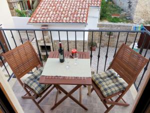 una mesa con 2 sillas y copas de vino en el balcón en Apartment Lina - PUL458 by Interhome, en Šišan