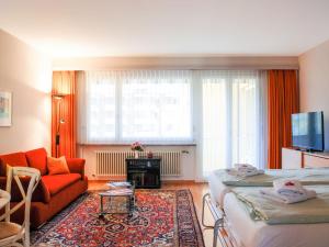 ein Wohnzimmer mit 2 Betten und einem Sofa in der Unterkunft Apartment Residenza Lido-20 in Locarno