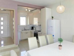 Kuchyňa alebo kuchynka v ubytovaní Holiday Home Silvija by Interhome + 15 fotografií