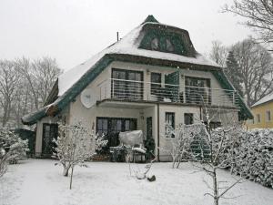 ein schneebedecktes Haus im Hof in der Unterkunft Holiday Home Kirchhaus by Interhome in Groß Zicker