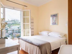 1 dormitorio con cama y ventana grande en Holiday Home Villa Peiranze by Interhome, en San Remo