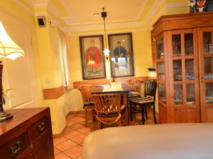 Groß ZickerにあるHoliday Home Sturmhaube by Interhomeのテーブルと椅子のあるダイニングルーム