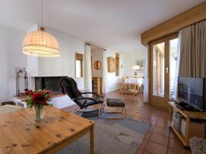 Μια τηλεόραση ή/και κέντρο ψυχαγωγίας στο Apartment Chesa Maurus A1 by Interhome +17 φωτογραφίες