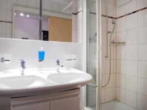 Koupelna v ubytování Apartment Chesa Sur Ova 30 by Interhome