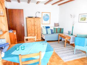 uma sala de estar com uma mesa azul e um sofá em Apartment Der Malerwinkel-3 by Interhome em Enkirch