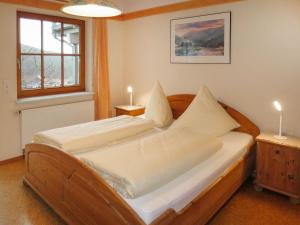 Schlafzimmer mit einem Bett mit weißer Bettwäsche und einem Fenster in der Unterkunft Apartment Wiedenberg by Interhome in Tonbach