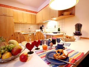 eine Küche mit einem Tisch voller Obst und Gemüse in der Unterkunft Apartment Wiedenberg by Interhome in Tonbach