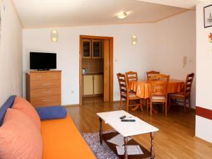 Televízia a/alebo spoločenská miestnosť v ubytovaní Apartment Rudez-1 by Interhome
