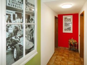 KottenbornにあるApartment Dreser by Interhomeの赤い壁の廊下、絵画の壁の部屋