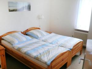Holiday Home Kyrbach by Interhome في Liederbach: سرير بإطار خشبي في غرفة النوم