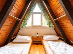 Un ou plusieurs lits dans un hébergement de l'établissement Holiday Home Ferienwohnpark Immenstaad-3 by Interhome