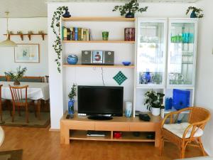 En TV eller et underholdningssystem på Holiday Home Kyrbach by Interhome
