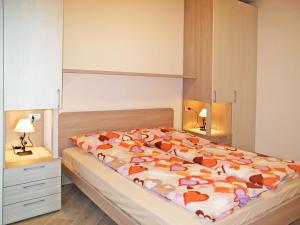 グラヴェドーナにあるApartment Margherita-2 by Interhomeのベッドルーム1室(大型ベッド1台、オレンジと白のシーツ付)