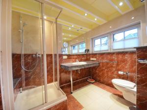 Ένα μπάνιο στο Holiday Home Moosbeere by Interhome