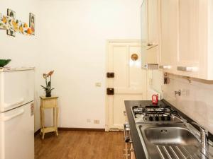 Il comprend une cuisine équipée d'un évier et d'une cuisinière. dans l'établissement Apartment Agnese by Interhome, à Sanremo
