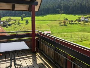 einen Balkon mit einer Bank und Blick auf ein Feld in der Unterkunft Apartment Rinkenturm by Interhome in Tonbach