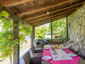 un tavolo con una tovaglia rosa su un patio di Holiday Home Meri - VNA225 by Interhome a Perledo