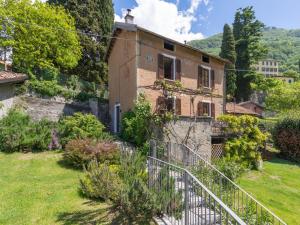una vecchia casa con una recinzione in un cortile di Holiday Home Meri - VNA225 by Interhome a Perledo