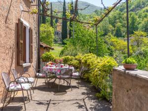 un patio con tavolo e sedie su un balcone di Holiday Home Meri - VNA225 by Interhome a Perledo