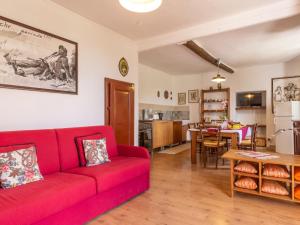 ペルレードにあるHoliday Home Meri - VNA225 by Interhomeの赤いソファとテーブルのあるリビングルーム