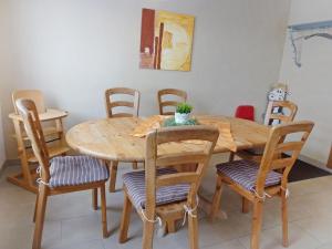 Rinken的住宿－哈勒巴德維格公寓，餐桌、椅子和木桌