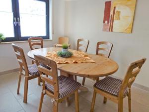 Rinken的住宿－哈勒巴德維格公寓，用餐室的桌椅