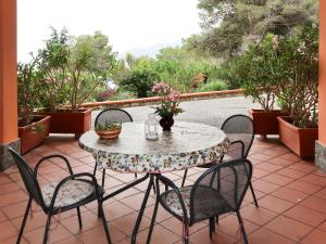 un tavolo e 4 sedie su un patio di Apartment Apartment A2 - AND112 by Interhome a Marina dʼAndora
