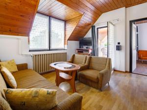 ein Wohnzimmer mit 2 Sofas und einem Tisch in der Unterkunft Apartment Paulownia by Interhome in Balatonföldvár
