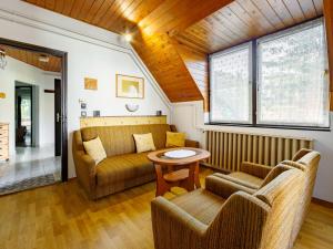 ein Wohnzimmer mit einem Sofa und 2 Stühlen in der Unterkunft Apartment Paulownia by Interhome in Balatonföldvár