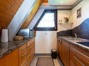 eine Küche mit einem Waschbecken und einem Fenster in der Unterkunft Holiday Home Ferienwohnpark Immenstaad-1 by Interhome in Immenstaad am Bodensee