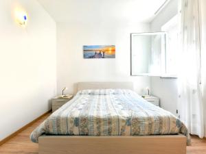 カルドナッツォにあるApartment Casa Polla-2 by Interhomeのベッドルーム1室(ベッド1台、ナイトスタンド2台付)