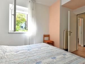 カルドナッツォにあるApartment Casa Polla-2 by Interhomeのベッドルーム(大型ベッド1台、窓付)