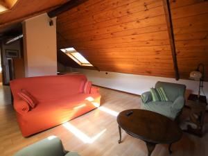 un salon avec un canapé orange et une table dans l'établissement Apartment Magda by Interhome, à Porto Valtravaglia