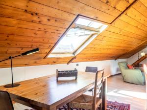 une salle à manger avec une table en bois et une fenêtre dans l'établissement Apartment Magda by Interhome, à Porto Valtravaglia 24 autres photos