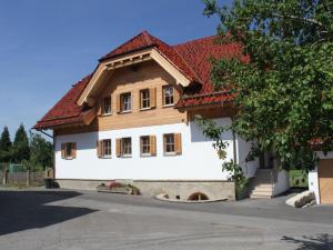 ein großes weißes Haus mit rotem Dach in der Unterkunft Apartment Fichte by Interhome in Schönbronn