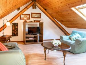 un salon avec un canapé et une table dans l'établissement Apartment Magda by Interhome, à Porto Valtravaglia