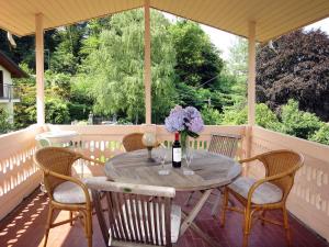 - une table de patio avec des chaises et une bouteille de vin dans l'établissement Apartment Magda by Interhome, à Porto Valtravaglia