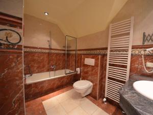 A bathroom at Holiday Home Lotsenhaus by Interhome
