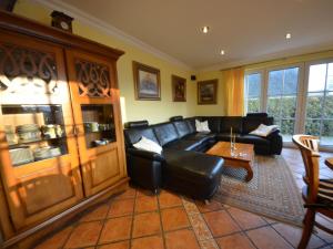 una sala de estar con un sofá y una mesa en Holiday Home Seeadler by Interhome, en Groß Zicker