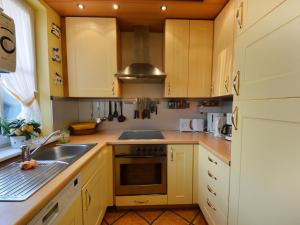 Kuchyň nebo kuchyňský kout v ubytování Holiday Home Seeadler by Interhome