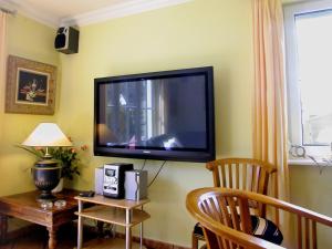 Un televisor de pantalla plana colgado en una pared en Holiday Home Seeadler by Interhome, en Groß Zicker