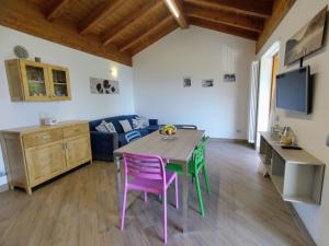 Il dispose d'une cuisine et d'un salon avec une table et des chaises violettes. dans l'établissement Apartment Margherita-5 by Interhome, à Gravedona