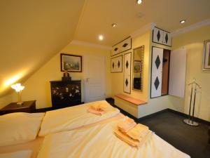 Groß ZickerにあるHoliday Home Kormoran by Interhomeのベッドルーム1室(大きな白いベッド1台、タオル付)