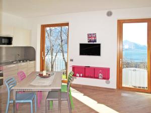 una cucina e una sala da pranzo con tavolo e sedie di Apartment Margherita-4 by Interhome a Gravedona