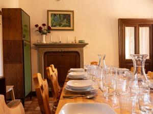 CremiaにあるHoliday Home Carolina by Interhomeの長いテーブル(皿、メガネ付)