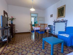 CremiaにあるHoliday Home Carolina by Interhomeのリビングルーム(テーブル、青い椅子付)