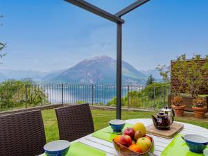 ペルレードにあるHoliday Home Ronco - VNA216 by Interhomeの山の景色を望むテーブル(フルーツ1杯付)