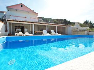 Bazén v ubytovaní Holiday Home Zdenko 1 by Interhome alebo v jeho blízkosti